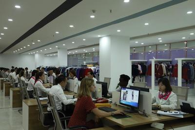 区领导深入重庆立泰服饰集团调研 实地考察棒球服饰产业发展情况